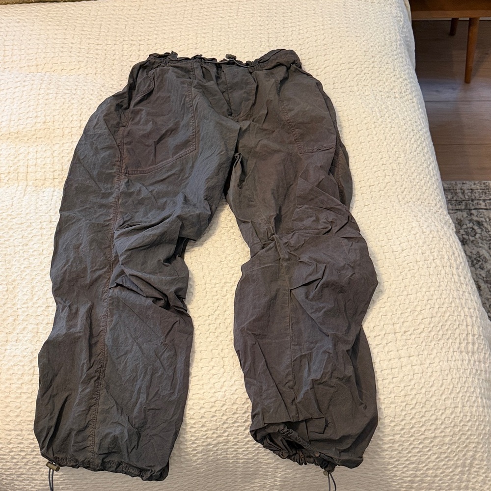 Urban Outfitters Women’s Dark Gray Elastic-Waist Cargo Pants